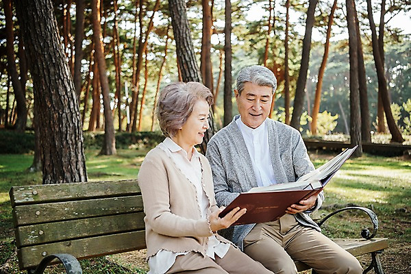 포토 JPG 주간 나무 부부 응시 공원 여자 노년 남자 벤치 가족 한국 들기 앉기 상반신 야외 두명 앞모습 아웃포커스 노부부 산책 한국인 가족라이프 추억 60대 숲 앨범 안면도 졸업앨범 부부라이프 노인만 국내포토 자연요소 식물 라이프스타일 커플 시선 공공시설 아시아 뷰포인트 컨셉 의자 관계 모션 휴식 촬영기법 사람 동양인 성인 충청남도 태안 성인만 파일형식