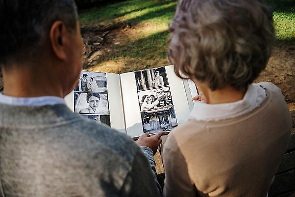 포토 JPG 주간 부부 응시 여자 노년 남자 가족 한국 들기 앉기 상반신 야외 두명 뒷모습 아웃포커스 정원 노부부 한국인 가족라이프 추억 60대 앨범 안면도 부부라이프 노인만 국내포토 자연요소 라이프스타일 커플 시선 아시아 뷰포인트 컨셉 관계 모션 촬영기법 사람 동양인 성인 충청남도 태안 성인만 파일형식