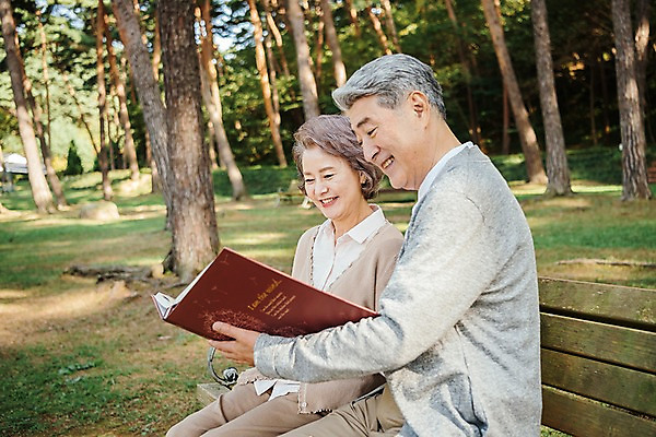 포토 JPG 주간 나무 부부 응시 공원 여자 노년 남자 벤치 가족 한국 미소 들기 앉기 상반신 야외 두명 옆모습 아웃포커스 노부부 산책 한국인 가족라이프 추억 60대 숲 앨범 안면도 졸업앨범 부부라이프 노인만 국내포토 자연요소 식물 라이프스타일 커플 시선 공공시설 아시아 뷰포인트 컨셉 의자 관계 모션 휴식 촬영기법 표정 사람 동양인 성인 충청남도 태안 성인만 파일형식
