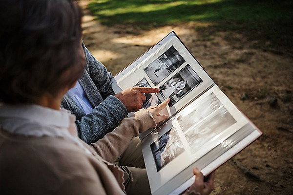 포토 JPG 주간 부부 응시 공원 여자 노년 남자 가족 한국 들기 앉기 상반신 야외 두명 옆모습 아웃포커스 노부부 산책 한국인 가리킴 가족라이프 추억 60대 앨범 안면도 부부라이프 노인만 국내포토 자연요소 라이프스타일 커플 시선 공공시설 아시아 뷰포인트 컨셉 관계 모션 휴식 촬영기법 사람 동양인 손짓 성인 충청남도 태안 성인만 파일형식