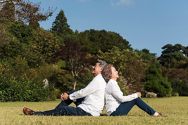 포토 JPG 주간 전신 나무 부부 공원 여자 노년 남자 가족 한국 미소 앉기 잔디 야외 두명 옆모습 아웃포커스 눈감음 노부부 한국인 등맞대기 가족라이프 60대 안면도 부부라이프 노인만 국내포토 자연요소 식물 라이프스타일 커플 공공시설 아시아 뷰포인트 관계 모션 촬영기법 표정 사람 동양인 성인 충청남도 태안 성인만 파일형식