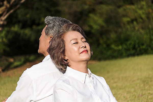 포토 JPG 주간 나무 부부 공원 여자 노년 남자 가족 한국 미소 앉기 잔디 상반신 야외 두명 옆모습 아웃포커스 눈감음 노부부 한국인 등맞대기 가족라이프 60대 안면도 부부라이프 노인만 국내포토 자연요소 식물 라이프스타일 커플 공공시설 아시아 뷰포인트 관계 모션 촬영기법 표정 사람 동양인 성인 충청남도 태안 성인만 파일형식