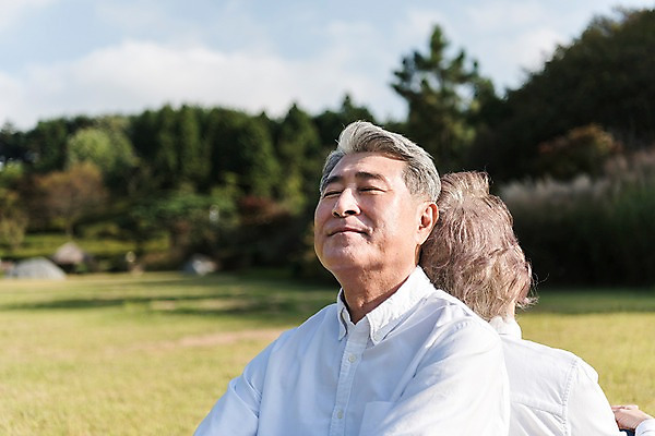 포토 JPG 주간 부부 공원 여자 노년 남자 가족 한국 앉기 잔디 상반신 야외 두명 앞모습 뒷모습 아웃포커스 노부부 한국인 등맞대기 가족라이프 60대 안면도 부부라이프 노인만 국내포토 자연요소 식물 라이프스타일 커플 공공시설 아시아 뷰포인트 관계 모션 촬영기법 사람 동양인 성인 충청남도 태안 성인만 파일형식