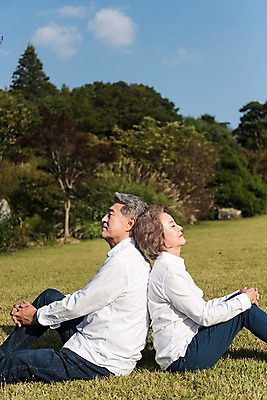포토 JPG 주간 나무 부부 공원 여자 노년 남자 가족 한국 앉기 잔디 상반신 야외 두명 옆모습 아웃포커스 눈감음 노부부 한국인 등맞대기 가족라이프 60대 안면도 부부라이프 노인만 국내포토 자연요소 식물 라이프스타일 커플 공공시설 아시아 뷰포인트 관계 모션 촬영기법 사람 동양인 성인 충청남도 태안 성인만 파일형식