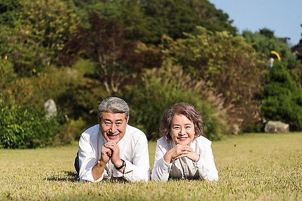 포토 JPG 주간 나무 부부 공원 여자 노년 남자 엎드리기 가족 한국 웃음 잔디 상반신 야외 두명 앞모습 아웃포커스 노부부 턱괴기 다정 한국인 가족라이프 60대 안면도 부부라이프 노인만 국내포토 자연요소 식물 라이프스타일 커플 공공시설 아시아 뷰포인트 컨셉 관계 모션 촬영기법 표정 사람 동양인 성인 충청남도 태안 성인만 파일형식