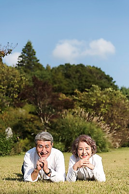 포토 JPG 주간 나무 부부 공원 여자 노년 남자 엎드리기 가족 한국 웃음 잔디 상반신 야외 두명 앞모습 아웃포커스 노부부 턱괴기 다정 한국인 가족라이프 60대 안면도 부부라이프 노인만 국내포토 자연요소 식물 라이프스타일 커플 공공시설 아시아 뷰포인트 컨셉 관계 모션 촬영기법 표정 사람 동양인 성인 충청남도 태안 성인만 파일형식