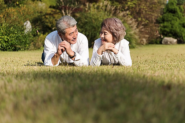 포토 JPG 주간 나무 부부 응시 공원 여자 노년 남자 엎드리기 가족 한국 미소 잔디 상반신 야외 두명 앞모습 아웃포커스 마주보기 노부부 턱괴기 다정 한국인 가족라이프 60대 안면도 부부라이프 노인만 국내포토 자연요소 식물 라이프스타일 커플 시선 공공시설 아시아 뷰포인트 컨셉 관계 모션 촬영기법 표정 사람 동양인 성인 충청남도 태안 성인만 파일형식