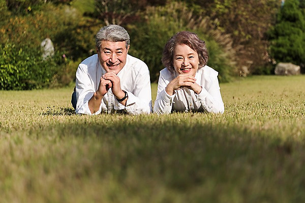포토 JPG 주간 나무 부부 공원 여자 노년 남자 엎드리기 가족 한국 웃음 잔디 상반신 야외 두명 앞모습 아웃포커스 노부부 턱괴기 다정 한국인 가족라이프 60대 안면도 부부라이프 노인만 국내포토 자연요소 식물 라이프스타일 커플 공공시설 아시아 뷰포인트 컨셉 관계 모션 촬영기법 표정 사람 동양인 성인 충청남도 태안 성인만 파일형식