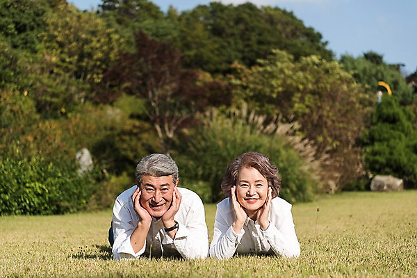 포토 JPG 주간 나무 부부 공원 여자 노년 남자 엎드리기 가족 한국 웃음 잔디 상반신 야외 두명 앞모습 아웃포커스 노부부 턱괴기 다정 한국인 가족라이프 60대 안면도 부부라이프 노인만 국내포토 자연요소 식물 라이프스타일 커플 공공시설 아시아 뷰포인트 컨셉 관계 모션 촬영기법 표정 사람 동양인 성인 충청남도 태안 성인만 파일형식
