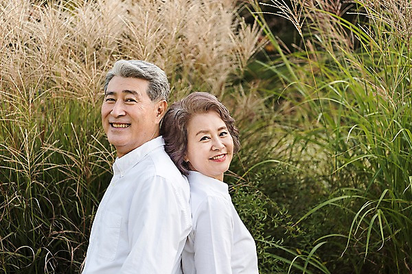 포토 JPG 주간 부부 공원 여자 노년 남자 가족 한국 갈대 서기 미소 상반신 야외 두명 옆모습 아웃포커스 노부부 한국인 등맞대기 가족라이프 60대 갈대숲 안면도 부부라이프 노인만 국내포토 자연요소 식물 라이프스타일 커플 공공시설 아시아 뷰포인트 관계 모션 촬영기법 표정 사람 동양인 성인 숲 충청남도 태안 성인만 파일형식 갈대_식물