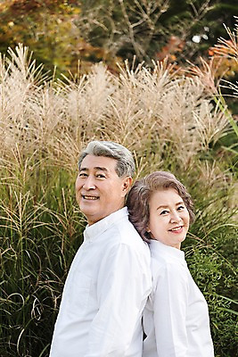 포토 JPG 주간 부부 공원 여자 노년 남자 가족 한국 갈대 서기 미소 상반신 야외 두명 옆모습 아웃포커스 노부부 한국인 등맞대기 가족라이프 60대 갈대숲 안면도 부부라이프 노인만 국내포토 자연요소 식물 라이프스타일 커플 공공시설 아시아 뷰포인트 관계 모션 촬영기법 표정 사람 동양인 성인 숲 충청남도 태안 성인만 파일형식 갈대_식물