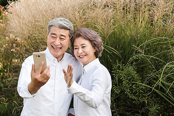 포토 JPG 주간 부부 공원 여자 노년 남자 가족 한국 갈대 서기 웃음 들기 상반신 야외 두명 앞모습 아웃포커스 스마트폰 노부부 한국인 가족라이프 60대 셀프카메라 갈대숲 안면도 화상통화 부부라이프 노인만 국내포토 자연요소 식물 라이프스타일 커플 공공시설 아시아 뷰포인트 관계 모션 촬영기법 표정 사람 동양인 성인 핸드폰 스마트기기 사진촬영 숲 충청남도 통화 태안 성인만 파일형식 갈대_식물