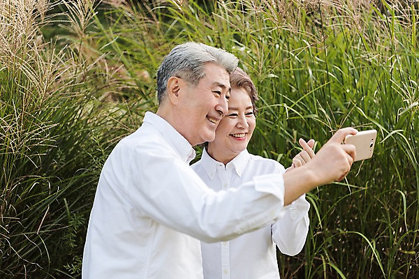 포토 JPG 주간 부부 공원 여자 노년 남자 가족 한국 갈대 서기 웃음 들기 상반신 야외 두명 옆모습 아웃포커스 스마트폰 노부부 한국인 가족라이프 60대 셀프카메라 갈대숲 안면도 화상통화 부부라이프 노인만 국내포토 자연요소 식물 라이프스타일 커플 공공시설 아시아 뷰포인트 관계 모션 촬영기법 표정 사람 동양인 성인 핸드폰 스마트기기 사진촬영 숲 충청남도 통화 태안 성인만 파일형식 갈대_식물