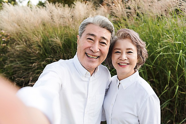 포토 JPG 주간 부부 공원 여자 노년 남자 가족 한국 갈대 서기 웃음 상반신 야외 두명 앞모습 아웃포커스 노부부 한국인 가족라이프 60대 셀프카메라 갈대숲 안면도 화상통화 부부라이프 노인만 국내포토 자연요소 식물 라이프스타일 커플 공공시설 아시아 뷰포인트 관계 모션 촬영기법 표정 사람 동양인 성인 사진촬영 숲 충청남도 통화 태안 성인만 파일형식 갈대_식물