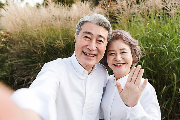 포토 JPG 주간 부부 공원 여자 노년 남자 가족 한국 갈대 서기 웃음 손짓 상반신 야외 두명 앞모습 아웃포커스 노부부 한국인 가족라이프 60대 셀프카메라 갈대숲 안면도 화상통화 부부라이프 노인만 국내포토 자연요소 식물 라이프스타일 커플 공공시설 아시아 뷰포인트 관계 모션 촬영기법 표정 사람 동양인 성인 사진촬영 숲 충청남도 통화 태안 성인만 파일형식 갈대_식물