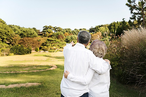 포토 JPG 주간 나무 부부 공원 여자 노년 남자 가족 안기 어깨동무 한국 서기 잔디 상반신 야외 두명 뒷모습 아웃포커스 노부부 다정 산책 한국인 가리킴 가족라이프 60대 안면도 부부라이프 노인만 국내포토 자연요소 식물 라이프스타일 커플 공공시설 아시아 뷰포인트 포즈 컨셉 관계 모션 휴식 촬영기법 사람 동양인 손짓 성인 충청남도 태안 성인만 파일형식