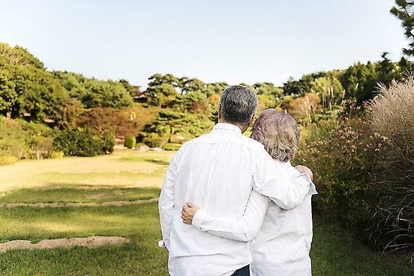 포토 JPG 주간 나무 부부 공원 여자 노년 남자 가족 안기 어깨동무 한국 서기 잔디 상반신 야외 두명 뒷모습 아웃포커스 노부부 다정 산책 한국인 가리킴 가족라이프 60대 안면도 부부라이프 노인만 국내포토 자연요소 식물 라이프스타일 커플 공공시설 아시아 뷰포인트 포즈 컨셉 관계 모션 휴식 촬영기법 사람 동양인 손짓 성인 충청남도 태안 성인만 파일형식
