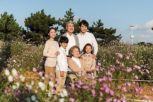 포토 JPG 주간 나무 여자 할아버지 남자 꽃 딸 아들 할머니 어린이 40대 가족 하늘 엄마 대가족 한국 서기 웃음 앉기 여러명 상반신 성인 야외 앞모습 옆모습 아웃포커스 10대 30대 산책 한국인 가을 가족라이프 아빠 60대 휠체어 코스모스 안면도 국내포토 자연요소 식물 라이프스타일 계절 노년 아시아 뷰포인트 중년 다수 관계 모션 청소년 휴식 촬영기법 표정 사람 동양인 장년 충청남도 태안 파일형식