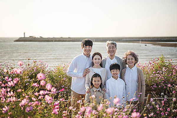 포토 JPG 주간 나무 여자 할아버지 남자 꽃 딸 아들 할머니 어린이 바다 40대 가족 하늘 엄마 대가족 한국 서기 웃음 여러명 상반신 성인 야외 앞모습 아웃포커스 10대 30대 한국인 가을 가족라이프 아빠 60대 코스모스 안면도 어깨에손 국내포토 자연요소 식물 라이프스타일 계절 노년 아시아 뷰포인트 중년 다수 관계 모션 청소년 촬영기법 표정 사람 동양인 장년 충청남도 태안 파일형식