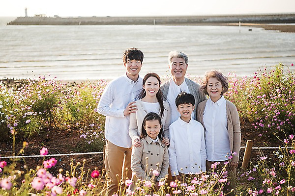 포토 JPG 주간 나무 여자 할아버지 남자 꽃 딸 아들 할머니 어린이 바다 40대 가족 하늘 엄마 대가족 한국 서기 웃음 여러명 상반신 성인 야외 앞모습 아웃포커스 10대 30대 한국인 가을 가족라이프 아빠 60대 코스모스 안면도 어깨에손 국내포토 자연요소 식물 라이프스타일 계절 노년 아시아 뷰포인트 중년 다수 관계 모션 청소년 촬영기법 표정 사람 동양인 장년 충청남도 태안 파일형식
