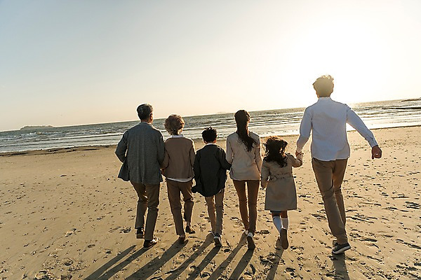 포토 JPG 주간 전신 여자 할아버지 남자 딸 아들 할머니 어린이 바다 40대 가족 엄마 대가족 한국 그림자 여러명 성인 해변 야외 뒷모습 10대 30대 달리기 노을 손잡기 화목 한국인 가족라이프 아빠 60대 안면도 국내포토 자연요소 라이프스타일 노년 아시아 뷰포인트 중년 다수 컨셉 관계 모션 청소년 사람 동양인 장년 충청남도 태안 파일형식