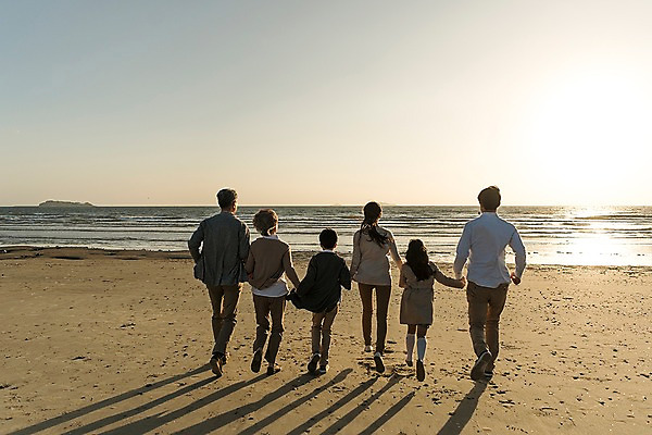 포토 JPG 주간 전신 여자 할아버지 남자 딸 아들 할머니 어린이 바다 40대 가족 엄마 대가족 한국 그림자 여러명 성인 해변 야외 뒷모습 10대 30대 달리기 노을 손잡기 화목 한국인 가족라이프 아빠 60대 안면도 국내포토 자연요소 라이프스타일 노년 아시아 뷰포인트 중년 다수 컨셉 관계 모션 청소년 사람 동양인 장년 충청남도 태안 파일형식