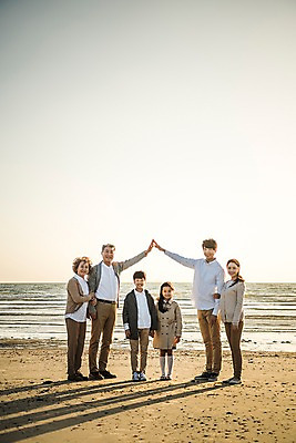 포토 JPG 주간 전신 손 여자 할아버지 남자 딸 아들 할머니 어린이 바다 40대 가족 엄마 부동산 대가족 한국 그림자 서기 웃음 여러명 성인 해변 야외 앞모습 10대 30대 노을 한국인 가족라이프 아빠 60대 안면도 집모양 국내포토 자연요소 모양 라이프스타일 노년 아시아 뷰포인트 중년 다수 관계 모션 청소년 표정 사람 동양인 신체부위 장년 재산 충청남도 태안 파일형식