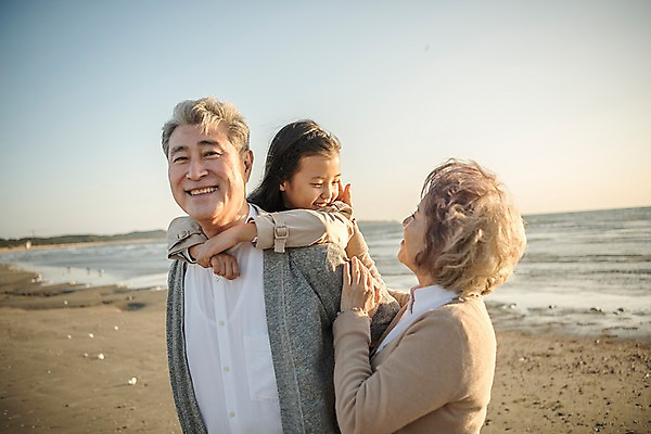포토 JPG 주간 여자 할아버지 노년 남자 할머니 어린이 바다 가족 손녀 한국 서기 웃음 상반신 해변 야외 앞모습 옆모습 세명 노을 한국인 가족라이프 60대 업기 안면도 국내포토 자연요소 라이프스타일 아시아 뷰포인트 관계 모션 표정 사람 동양인 성인 충청남도 손주 태안 파일형식
