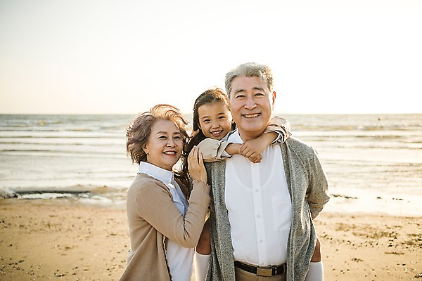 포토 JPG 주간 여자 할아버지 노년 남자 할머니 어린이 바다 가족 손녀 한국 서기 웃음 상반신 해변 야외 앞모습 옆모습 세명 노을 한국인 가족라이프 60대 업기 안면도 국내포토 자연요소 라이프스타일 아시아 뷰포인트 관계 모션 표정 사람 동양인 성인 충청남도 손주 태안 파일형식 나라 인종 생활 충청도