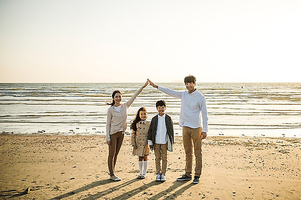 포토 JPG 주간 전신 여자 남자 어린이 바다 40대 중년 가족 부동산 한국 그림자 서기 웃음 여러명 성인 해변 야외 앞모습 10대 30대 노을 한국인 가족라이프 안면도 집모양 국내포토 자연요소 모양 라이프스타일 아시아 뷰포인트 다수 관계 모션 청소년 표정 사람 동양인 장년 재산 충청남도 태안 파일형식