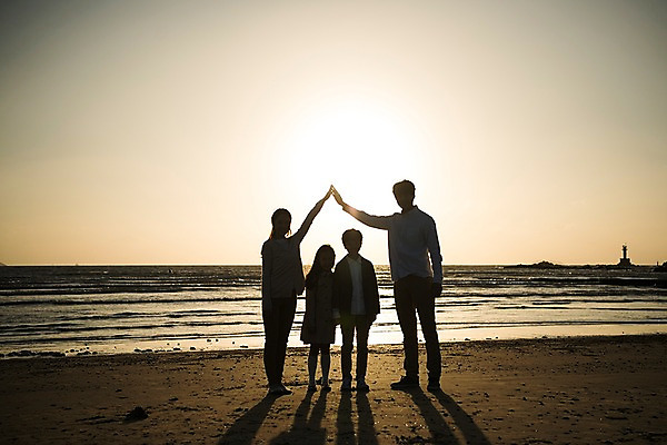 포토 JPG 주간 전신 여자 남자 실루엣 어린이 바다 40대 중년 가족 부동산 한국 그림자 서기 손짓 여러명 성인 해변 야외 앞모습 10대 30대 태양 노을 한국인 가족라이프 역광 안면도 집모양 국내포토 자연요소 모양 라이프스타일 아시아 뷰포인트 다수 관계 모션 청소년 촬영기법 사람 동양인 장년 재산 충청남도 태안 파일형식