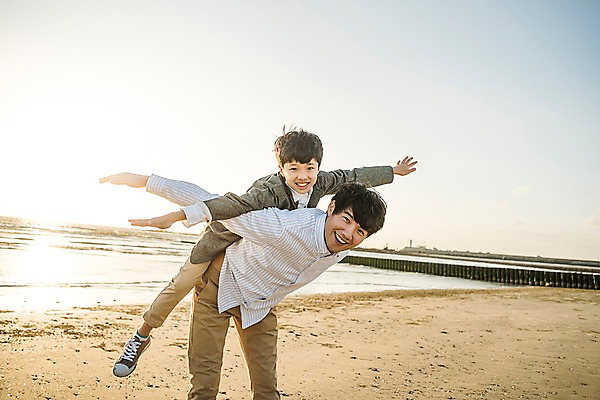 포토 JPG 주간 전신 남자 아들 바다 40대 중년 가족 팔벌리기 한국 서기 웃음 상반신 해변 야외 두명 앞모습 옆모습 10대 노을 한국인 가족라이프 아빠 업기 안면도 부자지간 남자만 국내포토 자연요소 라이프스타일 아시아 뷰포인트 관계 모션 청소년 표정 사람 동양인 성인 충청남도 태안 파일형식