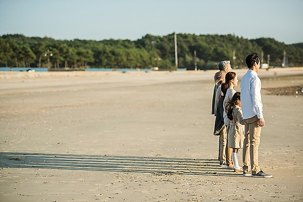 포토 JPG 주간 전신 여자 할아버지 남자 딸 아들 할머니 어린이 40대 가족 엄마 대가족 한국 그림자 서기 여러명 성인 해변 야외 옆모습 10대 30대 노을 손잡기 화목 한국인 가족라이프 아빠 60대 안면도 국내포토 자연요소 라이프스타일 노년 아시아 바다 뷰포인트 중년 다수 컨셉 관계 모션 청소년 사람 동양인 장년 충청남도 태안 파일형식