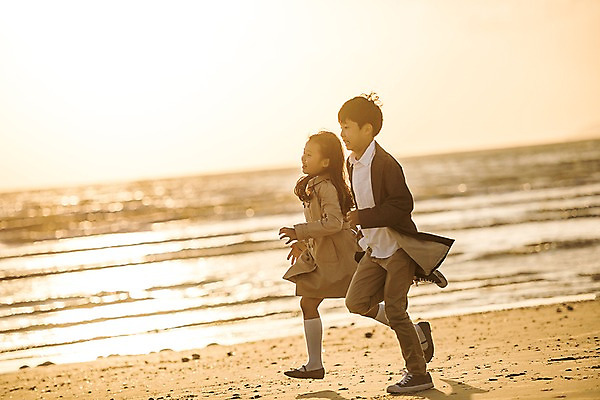 포토 JPG 주간 전신 응시 여자 남자 어린이 바다 가족 한국 남매 해변 야외 두명 옆모습 아웃포커스 10대 달리기 노을 한국인 가족라이프 안면도 어린이만 국내포토 자연요소 라이프스타일 시선 아시아 뷰포인트 관계 모션 청소년 촬영기법 사람 동양인 충청남도 태안 파일형식 나라 인종 생활 충청도