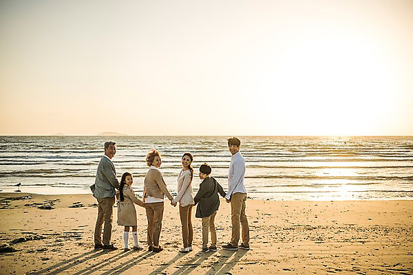 포토 JPG 주간 전신 여자 할아버지 남자 딸 아들 할머니 어린이 바다 40대 가족 엄마 대가족 한국 그림자 서기 여러명 성인 해변 야외 옆모습 10대 30대 노을 손잡기 화목 한국인 가족라이프 뒤돌아보기 아빠 60대 안면도 국내포토 자연요소 라이프스타일 노년 아시아 뷰포인트 중년 다수 컨셉 관계 모션 청소년 사람 동양인 장년 충청남도 태안 파일형식
