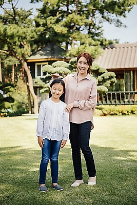 포토 JPG 주간 전신 나무 여자 딸 어린이 가족 모녀 엄마 한국 서기 웃음 손짓 잔디 성인 야외 두명 앞모습 30대 정원 한국인 가족라이프 안면도 여자만 국내포토 자연요소 식물 라이프스타일 아시아 뷰포인트 관계 모션 표정 사람 동양인 장년 충청남도 태안 파일형식