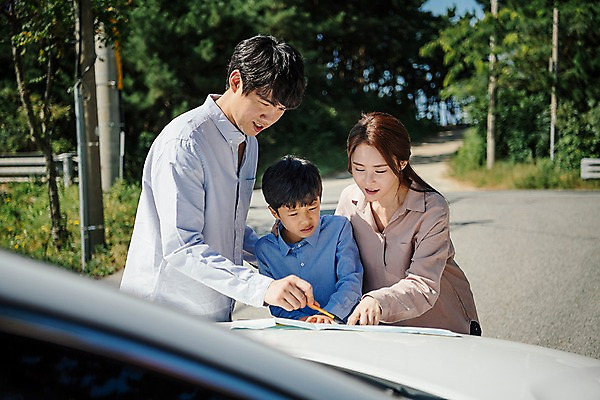 포토 JPG 주간 나무 응시 여자 남자 도로 아들 40대 여행 지도 가족 자동차 엄마 한국 서기 상반신 야외 앞모습 아웃포커스 10대 세명 30대 한국인 가족라이프 아빠 핵가족 길찾기 안면도 국내포토 자연요소 식물 라이프스타일 시선 아시아 길 육상교통 뷰포인트 중년 관계 교통시설 모션 청소년 촬영기법 사람 동양인 장년 충청남도 태안 파일형식