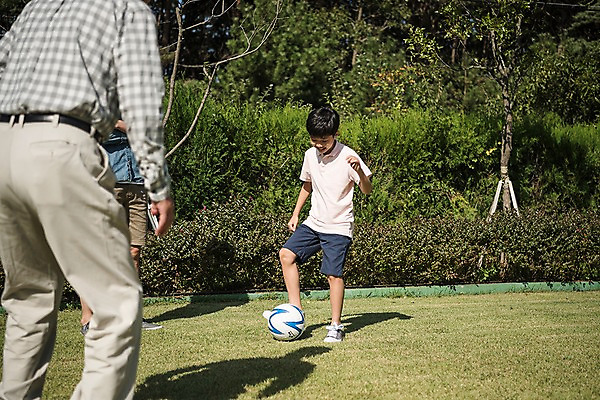 포토 JPG 주간 전신 나무 응시 할아버지 남자 아들 어린이 40대 축구공 가족 손자 한국 서기 소년 잔디 상반신 야외 앞모습 뒷모습 10대 세명 축구 한국인 가족라이프 아빠 60대 즐거움 공놀이 부자3대 안면도 남자만 국내포토 자연요소 식물 라이프스타일 시선 노년 감정 아시아 뷰포인트 중년 공 축구용품 관계 모션 청소년 놀이 사람 동양인 구기 충청남도 손주 태안 파일형식