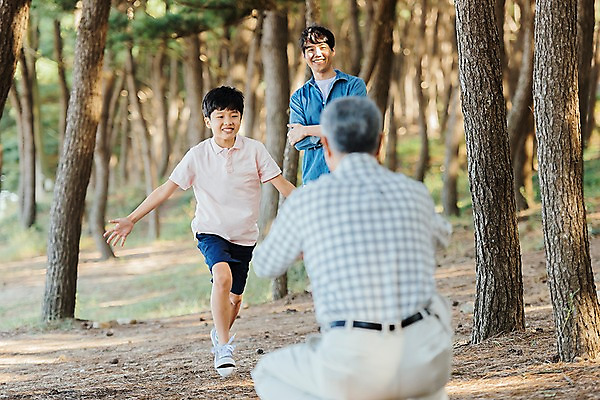 포토 JPG 주간 전신 나무 응시 할아버지 남자 아들 어린이 40대 가족 손자 한국 서기 미소 앉기 소년 상반신 야외 앞모습 뒷모습 10대 세명 달리기 한국인 가족라이프 아빠 60대 숲 부자3대 안면도 남자만 국내포토 자연요소 식물 라이프스타일 시선 노년 아시아 뷰포인트 중년 관계 모션 청소년 표정 사람 동양인 충청남도 손주 태안 파일형식 나라 인종 성인 생활 충청도