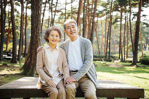 포토 JPG 주간 나무 부부 여자 노년 남자 가족 한국 미소 앉기 상반신 야외 두명 앞모습 손잡기 노부부 다정 한국인 가족라이프 60대 숲 평상 안면도 부부라이프 노인만 국내포토 자연요소 식물 라이프스타일 커플 아시아 뷰포인트 컨셉 관계 모션 표정 사람 동양인 성인 충청남도 태안 성인만 파일형식