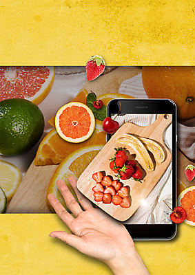 PSD 편집 편집이미지 손 오렌지 과일 딸기 단면 도마 한손 바나나 신체부위 스마트폰 체리 라임 4차산업 이미지편집 산업 주방용품 사람 핸드폰 스마트기기 파일형식