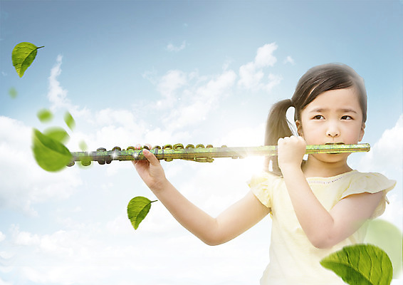 PSD 구름 편집이미지 여자 어린이 음악 연주 하늘 나뭇잎 한명 상반신 한국인 플루트 이미지편집 자연요소 1 잎 문화예술 관악기 사람 동양인 파일형식