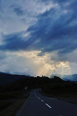 포토 JPG 주간 구름 도로 자연 하늘 산 풍경 사람없음 야외 햇빛 흐림 빛무리 국내포토 자연요소 길 교통시설 날씨 빛 태양 생태계 파일형식