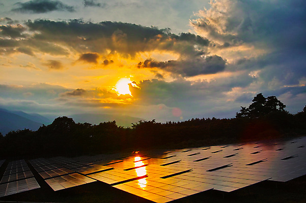 포토 JPG 주간 구름 자연 하늘 풍경 사람없음 야외 태양 일몰 태양에너지 집열판 국내포토 자연요소 노을 그린에너지 생태계 파일형식