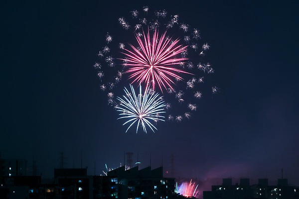 포토 JPG 야경 폭죽 불꽃놀이 빌딩 사람없음 야외 축제 국내포토 놀이 건물 야간 파일형식 풍경_경치