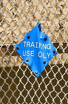 포토 JPG 해외이미지 사람없음 파란색 울타리 운동 노란색 긴급 사인 군용 서명 응답 해외202004 해외포토 컬러 군대 건강 담장 파일형식 이미지허브