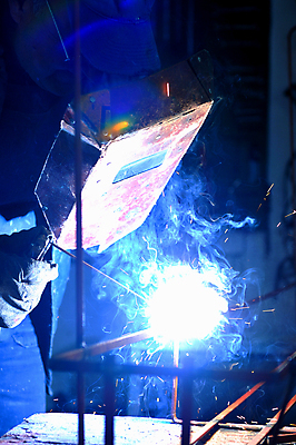 포토 JPG 해외이미지 남자 실내 한명 들기 상반신 성인 옆모습 빛 어둠 업무 연기 불똥 용접 용접공 용접기 용접마스크 철강 성인남자한명만 해외202004 해외포토 직업 1 뷰포인트 모션 마스크 사람 내부 작업 남자한명만 성인남자만 파일형식 이미지허브