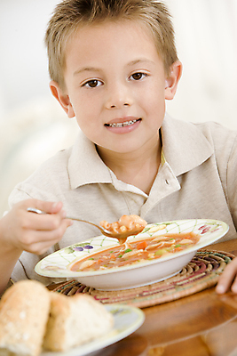 포토 JPG 해외이미지 주간 백인 응시 어린이 음식 빵 다이어트 실내 건강 한명 앉기 소년 세로 식당 식사 수프 바게트 먹기 건강식 점심식사 해외202004 해외포토 자연요소 서양인 1 시선 남자 모션 사람 내부 상점 파일형식 이미지허브