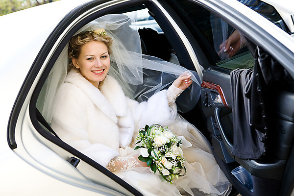 포토 JPG 해외이미지 백인 헤어스타일 드레스 꽃 행복 유럽 꽃다발 여행 결혼 창문 자동차 결혼식 휴가 사랑 한명 미소 사람 이벤트 성인 야외 금발 장미 유행 문 기쁨 흰색 가운 오픈 기다림 긍정 약혼 베일 천진난만 해외202004 해외포토 서양인 식물 1 옷 감정 나라 육상교통 컬러 컨셉 모션 표정 약속 파일형식 이미지허브