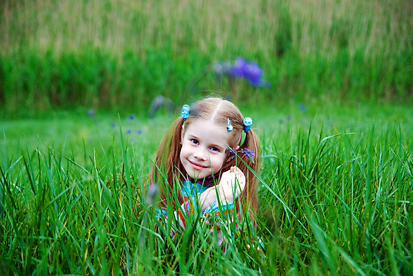 포토 JPG 해외이미지 식물 백인 공원 여자 꽃 딸 얼굴 어린이 밭 자연 한명 미소 사람 야외 초록색 여름 봄 시골 작음 해외202004 해외포토 서양인 1 계절 공공시설 컬러 농업 가족 표정 신체부위 크기 생태계 파일형식 이미지허브